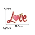 Détail du pendentif Love avec paillettes rouges et roses et bordure en métal doré - Lettre Love Connectée Pailletée Rouge (ZX261)