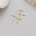 Detalle de un colgante de cruz dorada martillada con circón central y sus dimensiones - Cruz de Oro Vintage Martillada con Circonia (H-11714)