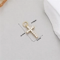 Detalle de un colgante de cruz dorada con circón blanco y medidas de 19,4x9,1mm - Cruz de Oro con Pavé de Circonia Blanca (H-11713)