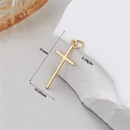 Primer plano del colgante de cruz bañada en oro con dimensiones 27mm alto y 10,65mm ancho - Cruz de Oro Minimalista de Cepillado Mate (H-11718)
