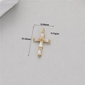 Detalle de colgante de cruz dorada con gema rectangular, tamaño 15,05 mm por 8,84 mm - Cruz de Oro con Incrustación de Gema Rectangular (H-11717)