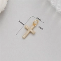 Vista detallada de un colgante de cruz dorada de 19,22mm con circonitas para joyas - Cruz de Oro Compacta con Pavé de Circonias (H-11703)