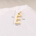 Makroansicht von 14K Gold gefülltem Buchstaben E Anhänger mit Maßen 13mm mal 4,9mm - 14K Gold Buchstabe E (H-11362)