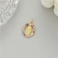 Ciondolo Madonna in oro 14K con zirconi cubici colorati e incisione a rilievo fine - Ciondolo Ovale Vergine Maria Zirconia Multicolore (H-11729)