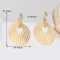 Boucles d'oreilles dorées rondes texturées avec rayures radiales et dimensions précises - Or 14 carats