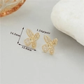 Dettaglio macro di orecchini a farfalla con dimensioni 14,2 mm x 12,6 mm in oro - Stile Farfalla Traforata (H-4554)