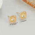 Dettaglio orecchini quadrati in oro con motivo floreale traforato e pavé di zirconi - Stile Quadrato Traforato Vintage (H-11977)