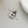 Detailansicht eines silbernen Geschenkbox-Anhängers mit Krone, Größe 19,2mm x 9,2mm - Vintage Geschenkbox-Stil (h-12775)
