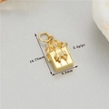 Detail eines 14K vergoldeten Geschenkbox-Anhängers mit Krone und Schleife für DIY-Schmuck - Geschenkbox-Stil (h-12687) / Gold