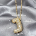 Vista detallada del colgante letra J chapado en oro con circonitas micro pavé - Letra J (Colgante Suelto)