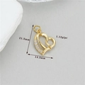 Détail d'un pendentif cœur doré avec dimensions de 21,3 mm et micro-incrustations de zircons - Cœur Cinq Pierres (h-12724)