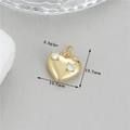 Vue détaillée d'un pendentif cœur doré de 3,4g avec cristaux de zircon blancs et dimensions - Cœur Trois Pierres (h-12675)