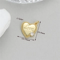Détail d'un pendentif coeur doré avec gravure Love et une pierre de zircone brillante - Cœur Gravé Love (h-12604)