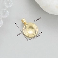 Primer plano detallado de colgante bañado en oro de 14K con textura radial y medidas - Forma Redonda de Sol Oro 14K (h-12764)