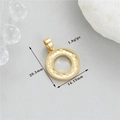 Vista macro detallada del colgante redondo bañado en oro 14K con textura punteada - Forma de Anillo Redondo Oro 14K (h-12761)