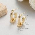 Dettaglio di orecchini intrecciati a U dorati con ago in argento S925 e dimensioni - Orecchini a Doppio Occhiello a U (p27333) / Oro 14K
