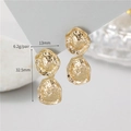 Dettaglio orecchini dorati con trama martellata irregolare e dimensioni del prodotto - Oro 14K Martellato Irregolare Doppia Piastra Tonda (H-7379)