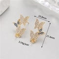 Detailsicht der Schmetterling-Ohrringe mit blauen Zirkonen und Größenangaben - Gold Dynamischer Schmetterling Stil (WX22296)