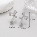 Detailansicht silberner Schleifenohrringe mit Quasten, Maße 31,1x17,6mm, Gewicht 5,1g - Silber Gefaltete Schleife Stil (WX21668)