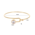 Detailansicht des goldenen Armbands mit 55mm Innendurchmesser und 10mm klarem Zirkonia-Stein - 14K Gold A1811