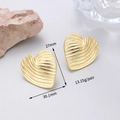 Makroaufnahme goldener Herzohrringe mit Wellenstruktur und Maßen von 30,1 mm Höhe - Wellig Geriffeltes Herz Stil (P28597)