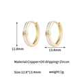 Detailansicht der 14K vergoldeten Ohrringe mit 12,8mm x 13,4mm Größe und weißem Emaille-Finish - Emaille Buchstabe D Stil (e071320) / 14K-Gold