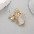 Broche élégante en forme de feuille de ginkgo dorée avec nacre et détail de fleur - Feuille de Ginkgo (XZ-198)