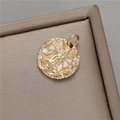 Gros plan détaillé du pendentif pièce en relief ange plaqué or 14K au style vintage - Style de Relief d'Ange Rétro(H-10305)