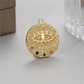 Détail du pendentif en or 14K avec relief œil protecteur et zircons colorés sur fond gris - Style de Mauvais Œil à Strass Coloré(H-3758)
