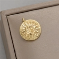 Pendentif soleil doré 14K avec rayons et design de visage souriant en relief - Style de Visage de Soleil Avec Rayons(H-10764)
