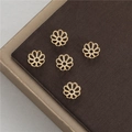 Fünf 14K vergoldete hohle Blumen-Abstandsperlen für DIY-Schmuck auf Leder präsentiert - Gold Hohlblütenblatt Stil (H-0846)