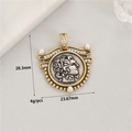 Vista macro del colgante de moneda romana vintage con relieve de Atenea y perlas - Estilo de Retrato con Incrustaciones de Perlas y Strass (H-11873)