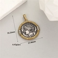 Detalle del colgante de moneda griega con relieve plateado y malla de oro fino - Estilo Redondo con Relieve Hueco de Malla (H-11867)