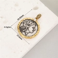Vista detallada del colgante de moneda romana de plata con borde dorado y perla blanca - Moneda Antigua con Figura y Perla Superior (H-11869)