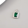 Dettaglio del ciondolo con pietra verde taglio smeraldo e cornice di piccoli zirconi - Stile Gemma Verde Rettangolare Tono Argento (H-10480)