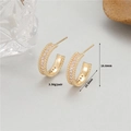 Vista macro di orecchini a C dorati con zirconi e indicazioni delle dimensioni reali - Stile Zirconia a Corda Intrecciata (H-10911)
