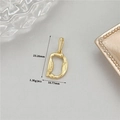 Nahaufnahme von goldenem Feder-Anhänger Buchstabe D mit Maßen 23,26mm mal 10,77mm - Buchstabe D (H-11833)