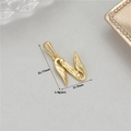 Detailansicht vom federförmigen 14K Gold Buchstaben N Anhänger mit Maßen und Gewicht - Buchstabe N (H-11843)