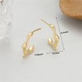 Dettaglio macro di orecchini a C dorati con trama in metallo liquido lucido e gancio DIY - Stile Irregolare in Metallo Liquido (H-11276)