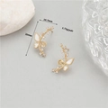 Macro-opname van 14k gouden vlinder oorbellen met afmetingen 20mm hoogte en 10,7mm breedte - Vlinder Tak Ontwerp (H-9845)