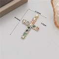 Dettaglio macro del ciondolo a croce in oro 14K con pietre preziose e misure esatte - Croce in Zirconia Multicolore (H-10540)