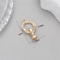 Dettaglio di una chiusura in rame dorato 14K con zirconi e anello a trama irregolare - Chiusura Anello Texturizzato in Zirconia (K010899)