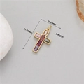 Dettaglio del ciondolo a croce placcato oro 14K con gemme colorate e dimensioni esatte - Zirconia Multicolore (H-11700)