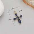 Vista dettagliata del ciondolo a croce in oro 14K con gemme blu e dimensioni - Zirconia Blu (H-11699)