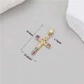 Dettaglio macro del ciondolo a croce placcato oro 14K con gemme e specifiche di misura - Zirconia Multicolore (H-11698)