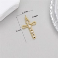 Vue détaillée du pendentif croix plaqué or 14K avec zircons et dimensions affichées - Croix Perlée Filigrane (H-11702)