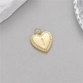 Vue macro du pendentif cœur doré avec lettre I en relief et texture à rayons solaires - Lettre I (H-10520)