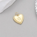 Vue détaillée d'un pendentif coeur doré avec lettre G et bordure texturée torsadée - Lettre G (H-10518)