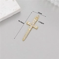 Detail van 14K gouden zwaard kruis hanger met zirkonia inleg en exacte afmetingen - Dolk Pave Zirkonia Kruis (H-5838)