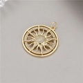 Makroaufnahme der 14K vergoldeten Sonne mit Pavé-Zirkonia und strahlenden Details - Pave Zirkonia Runder Sonnen Anhänger (H-8608)